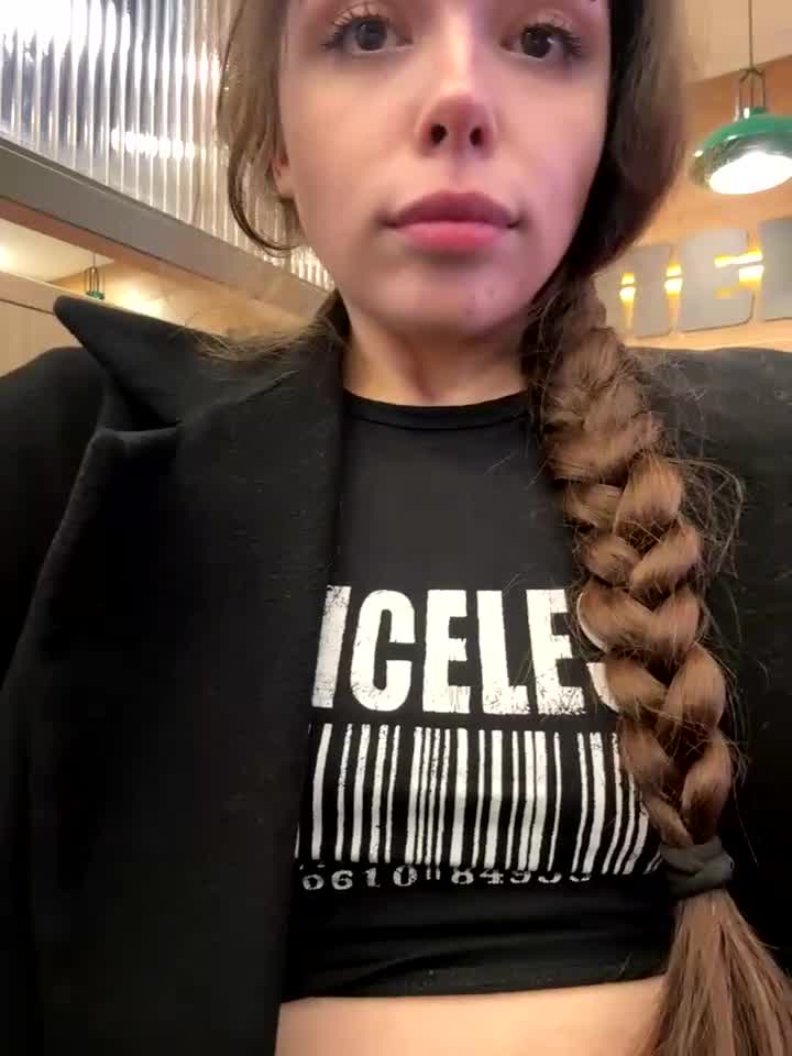 pantyless cam recording